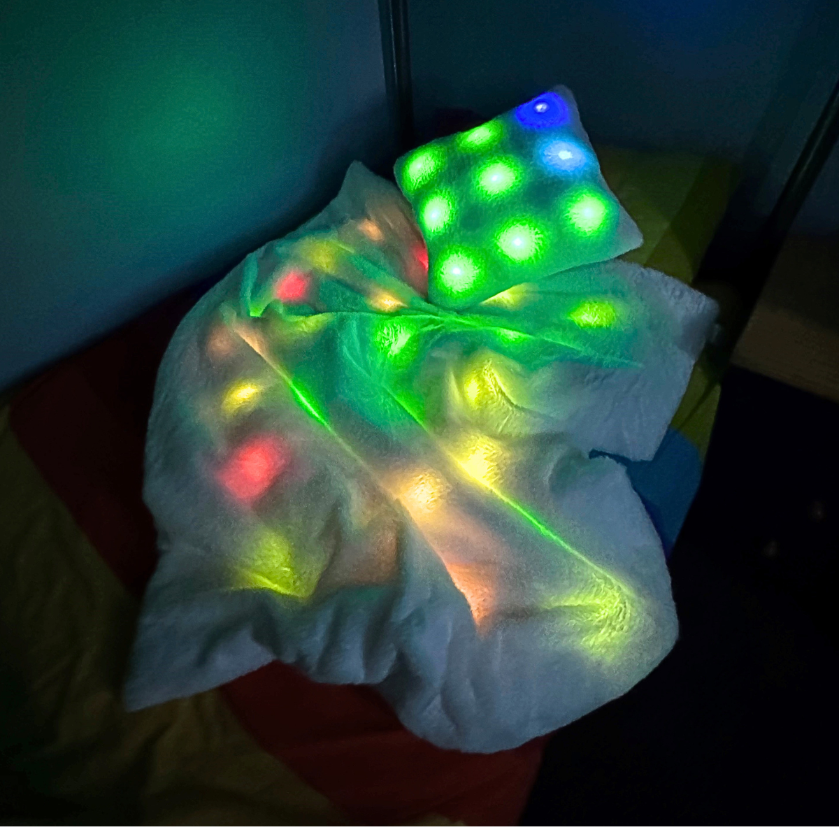 Svetleći LED jastuk i deka – Senzorni set s mjenjajućim svjetlom - Slika 2
