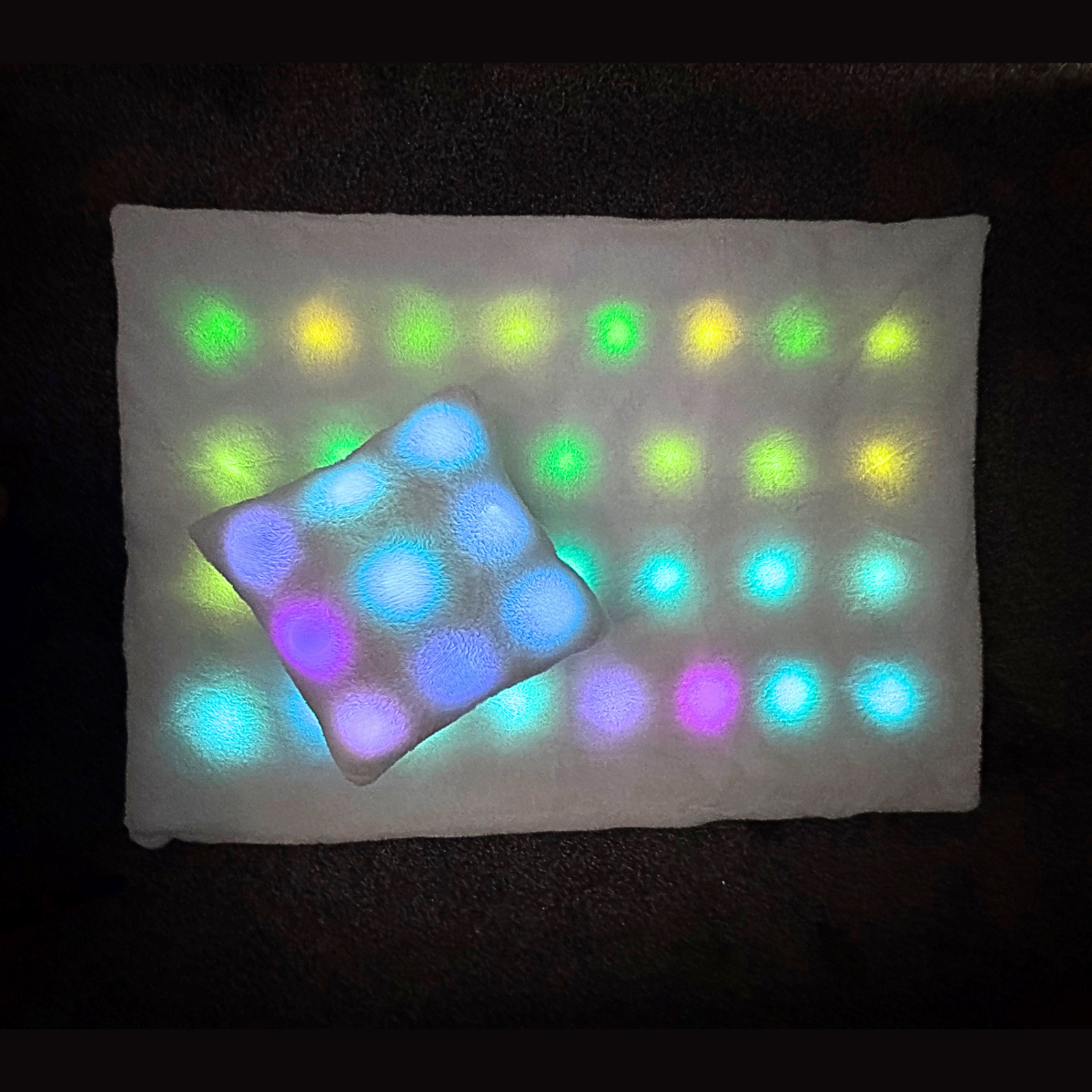 Svetleći LED jastuk i deka – Senzorni set s mjenjajućim svjetlom - Slika 5